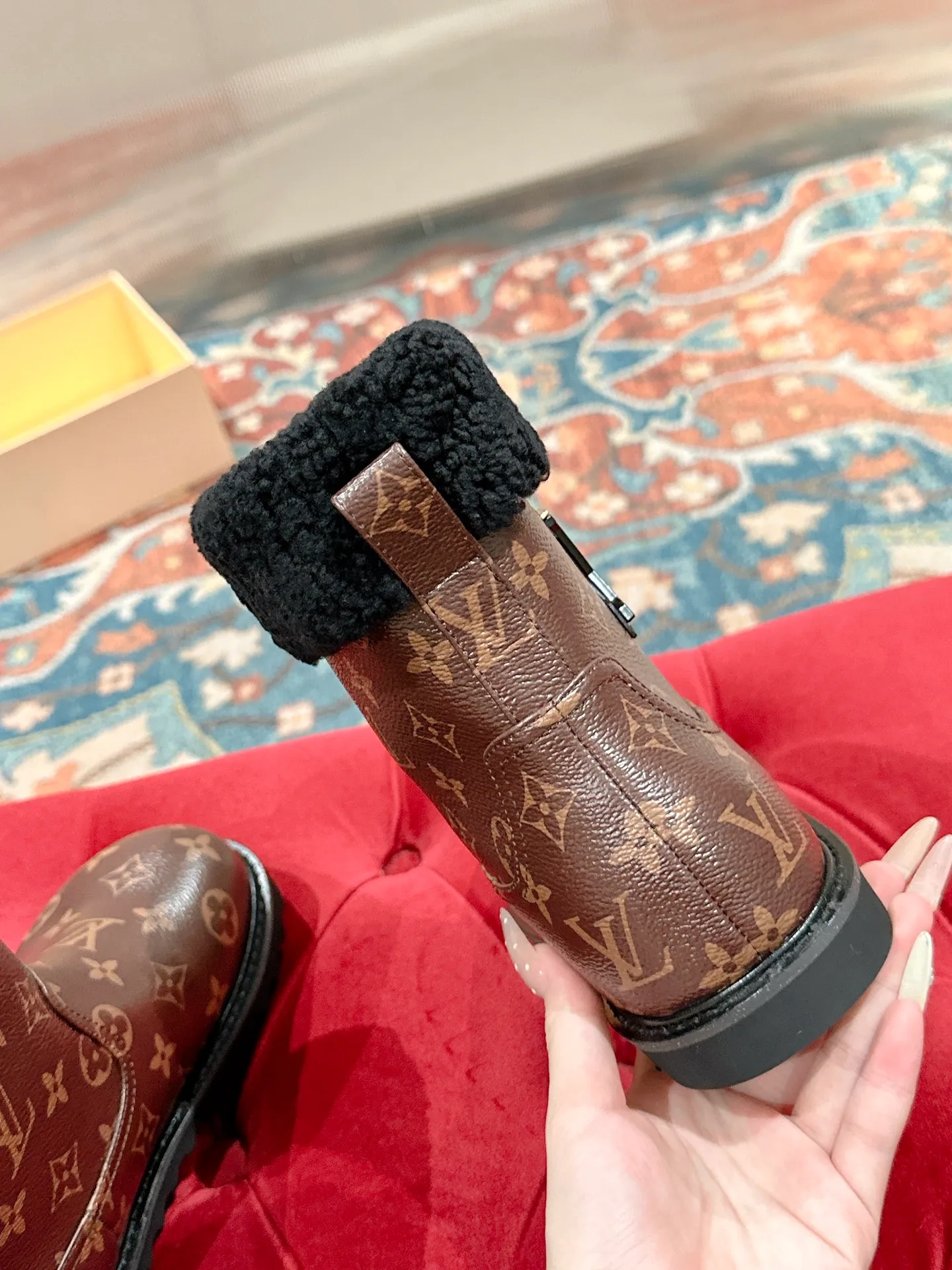 👟👟Ex-factory price 780👟👟 Louis Vuiton·Louis Vuitton 2025ss new LV Aspen Line series wool thick-soled Chelsea short boots fur boots snow boots Martin boots Original purchase, development and production This LV snow boots adopt the original lasting method. The materials are all original ones. Pay attention to the difference between the lower version and the molded rubber sole. The upper is decorated with three-dimensional carvings, which is full of high-end. The upper foot is really beautiful. ▪️Fabric: Cow suede/presbyopia leather ▪️Inner lining: original wool lining ▪️Outsole: original molded outsole ▪️Size: 35-40 (40 customized, non-returnable)